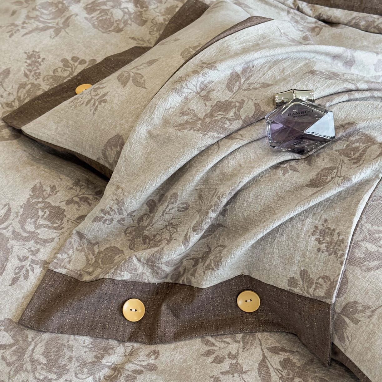 91家纺网 家纺一手货源 找家纺 晚爱家纺（原晚安家居） 2025新款A类原麻四件套纽扣款加厚双层纱仿亚麻套件四件套古堡花园咖