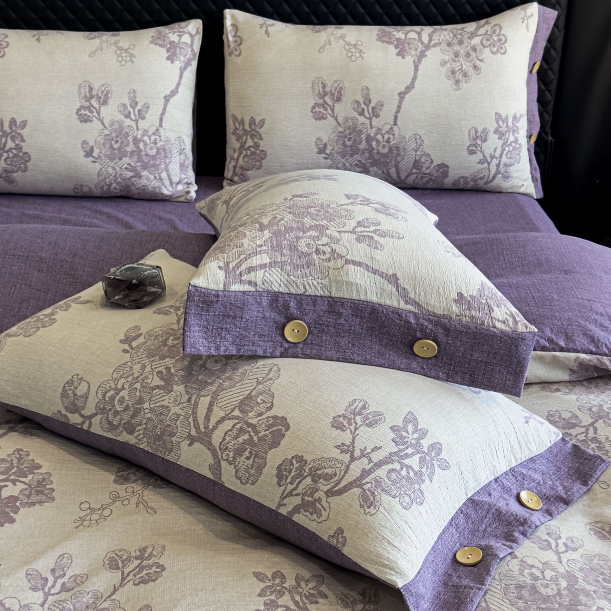 91家纺网 家纺一手货源 找家纺 晚爱家纺（原晚安家居） 2025新款A类原麻四件套纽扣款加厚双层纱仿亚麻套件四件套紫嫣