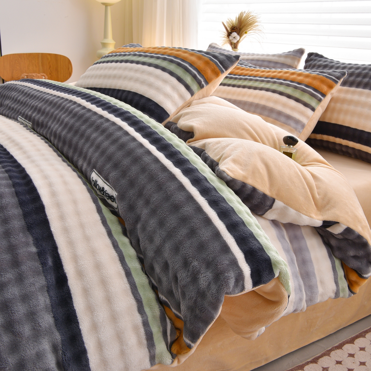 91家纺网 家纺一手货源 找家纺 苏迪网销供货 2025新款牛奶绒加厚高克重A类兔毛牛奶泡泡绒四件套 简条纹