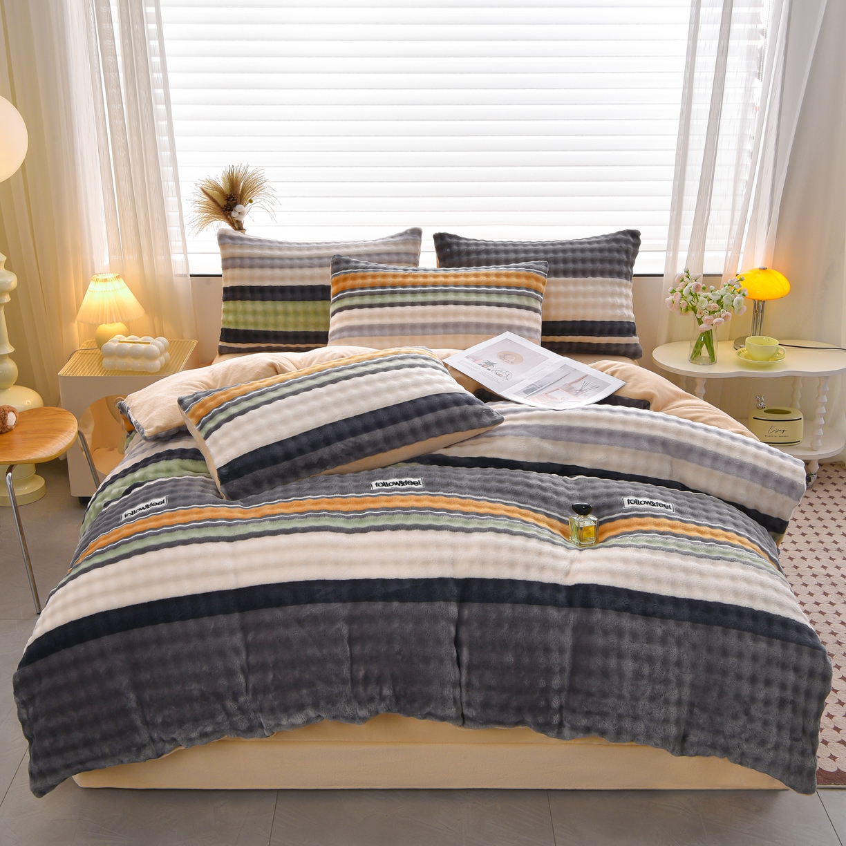 91家纺网 家纺一手货源 找家纺 苏迪网销供货 2025新款牛奶绒加厚高克重A类兔毛牛奶泡泡绒四件套 简条纹