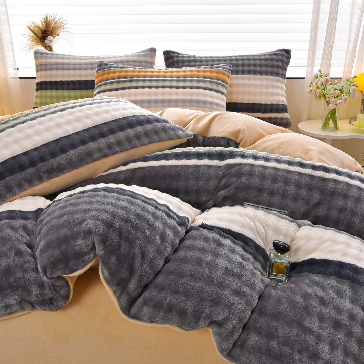 91家纺网 家纺一手货源 找家纺 苏迪网销供货 2025新款牛奶绒加厚高克重A类兔毛牛奶泡泡绒四件套 简条纹