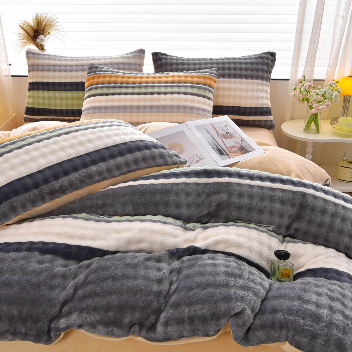 91家纺网 家纺一手货源 找家纺 苏迪网销供货 2025新款牛奶绒加厚高克重A类兔毛牛奶泡泡绒四件套 简条纹