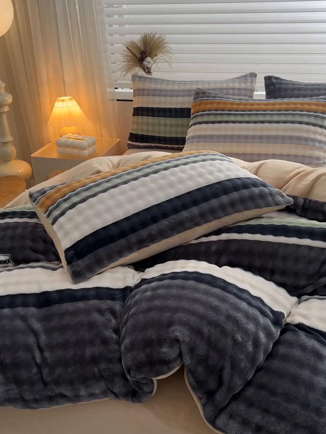 91家纺网 家纺一手货源 找家纺 苏迪网销供货 2025新款牛奶绒加厚高克重A类兔毛牛奶泡泡绒四件套 简条纹