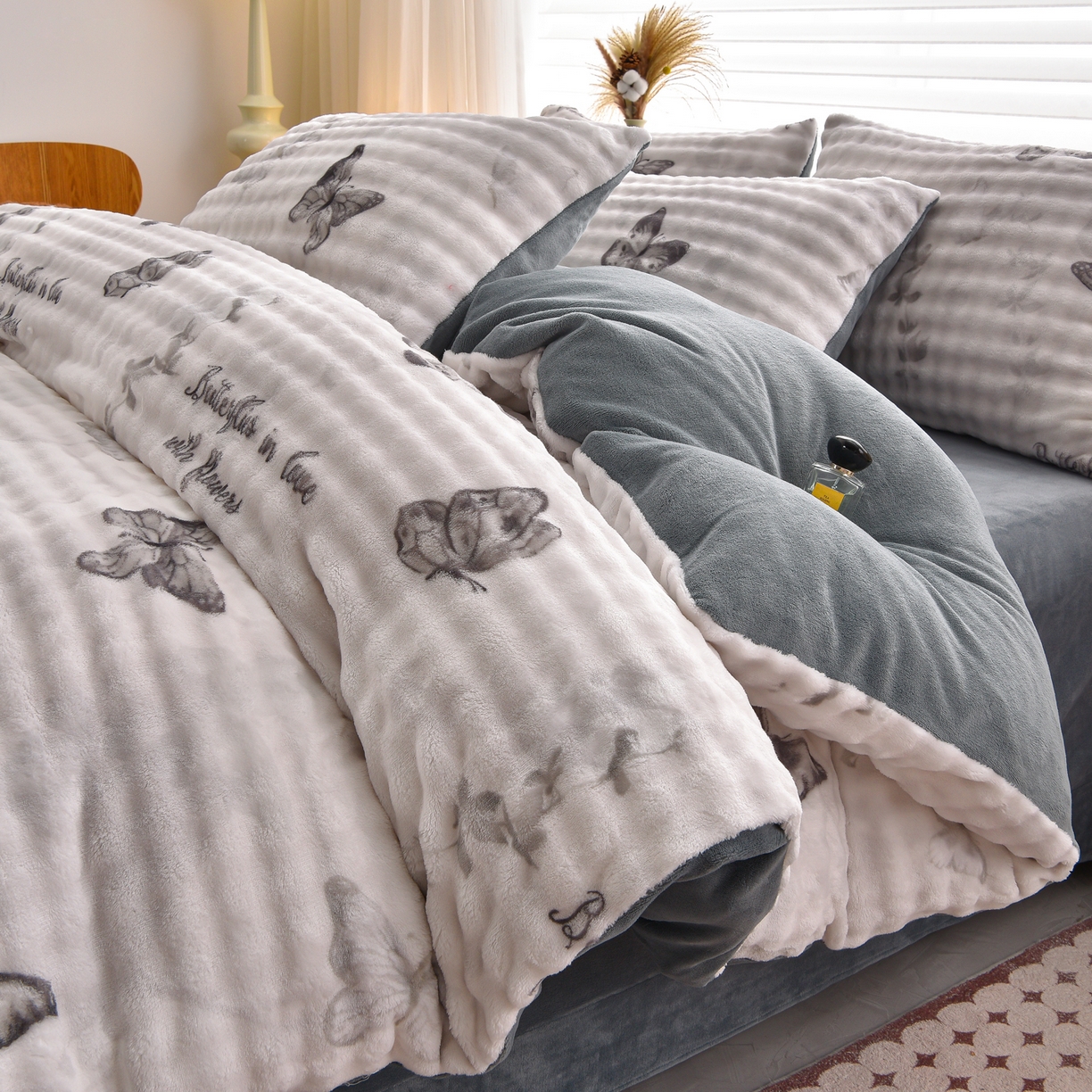 91家纺网 家纺一手货源 找家纺 苏迪网销供货 2025新款牛奶绒加厚高克重A类兔毛牛奶泡泡绒四件套 简影蝴蝶