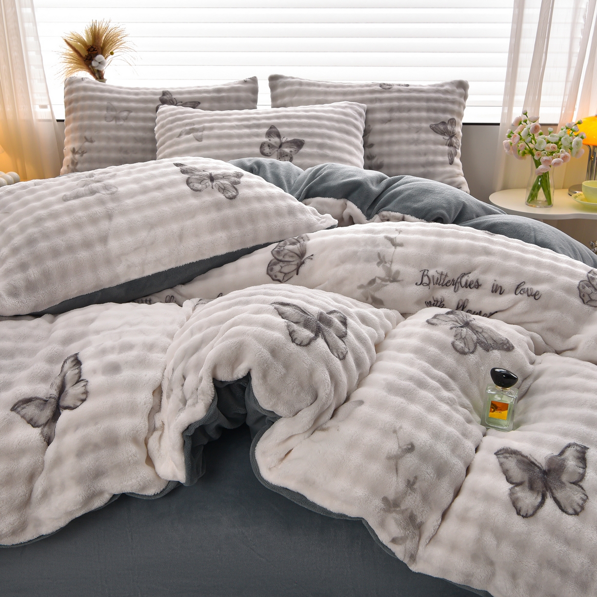 91家纺网 家纺一手货源 找家纺 苏迪网销供货 2025新款牛奶绒加厚高克重A类兔毛牛奶泡泡绒四件套 简影蝴蝶