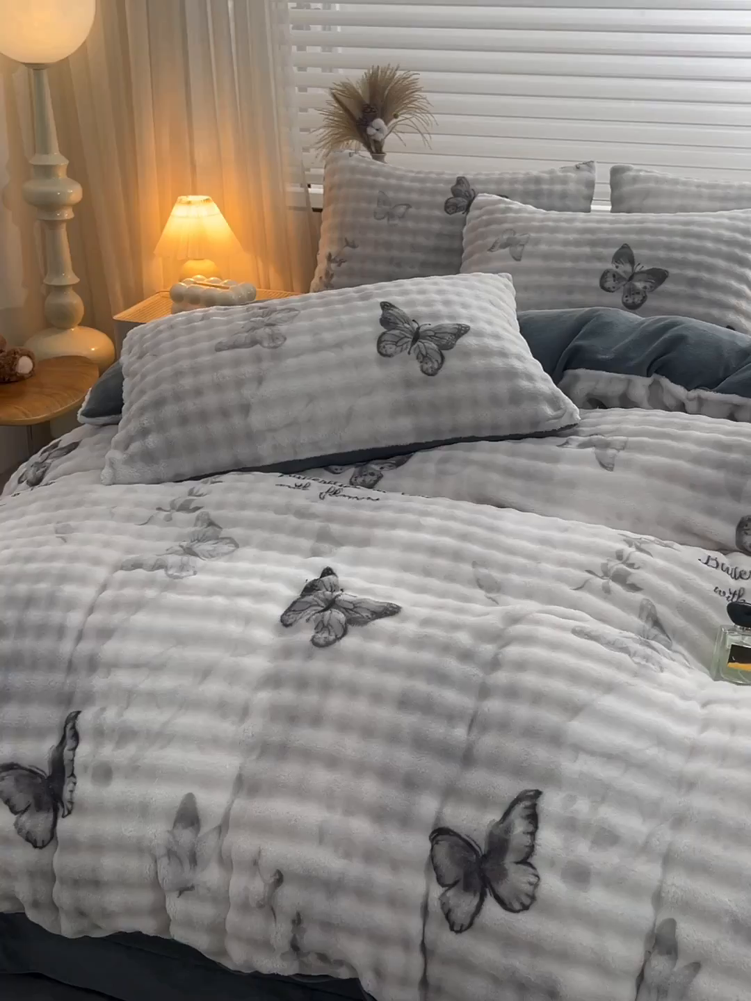 91家纺网 家纺一手货源 找家纺 苏迪网销供货 2025新款牛奶绒加厚高克重A类兔毛牛奶泡泡绒四件套 简影蝴蝶