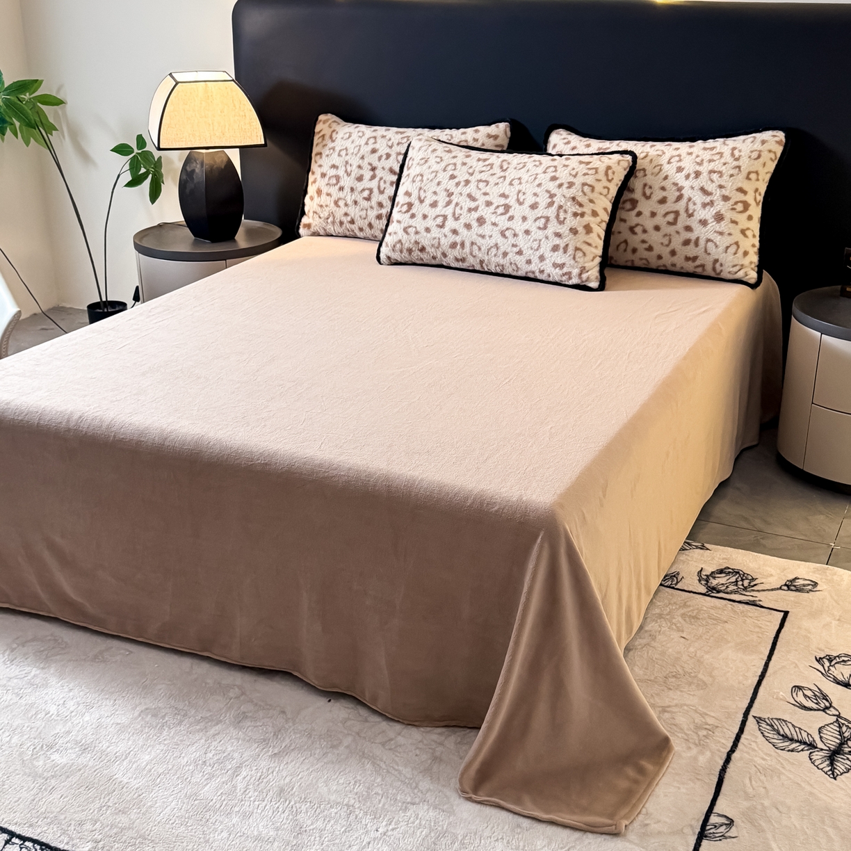 91家纺网 家纺一手货源 找家纺 KA家纺 2025新款秋冬兔毛边工艺款兔毛牛奶绒四件套 豹闪闪