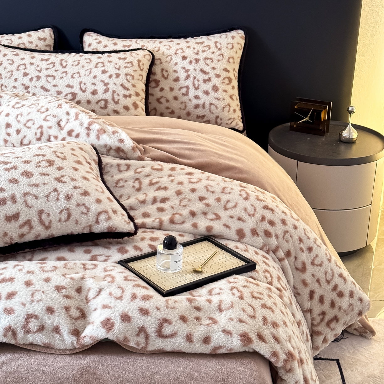 91家纺网 家纺一手货源 找家纺 KA家纺 2025新款秋冬兔毛边工艺款兔毛牛奶绒四件套 豹闪闪