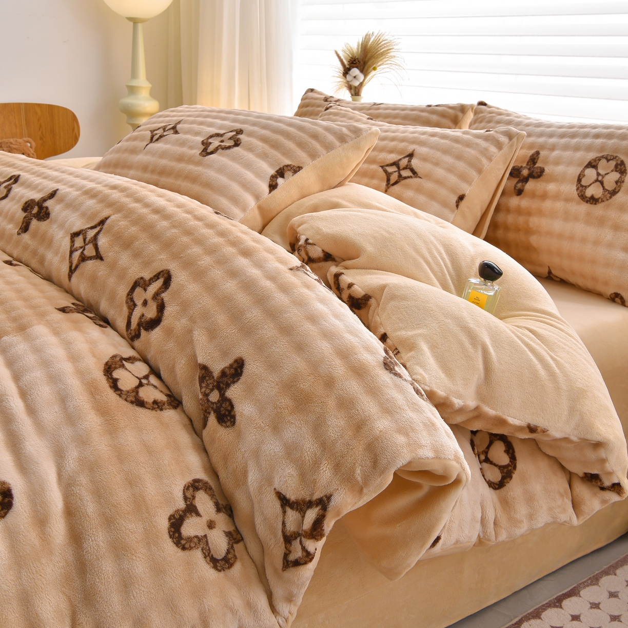 91家纺网 家纺一手货源 找家纺 苏迪网销供货 2025新款牛奶绒加厚高克重A类兔毛牛奶泡泡绒四件套 墨本(咖)