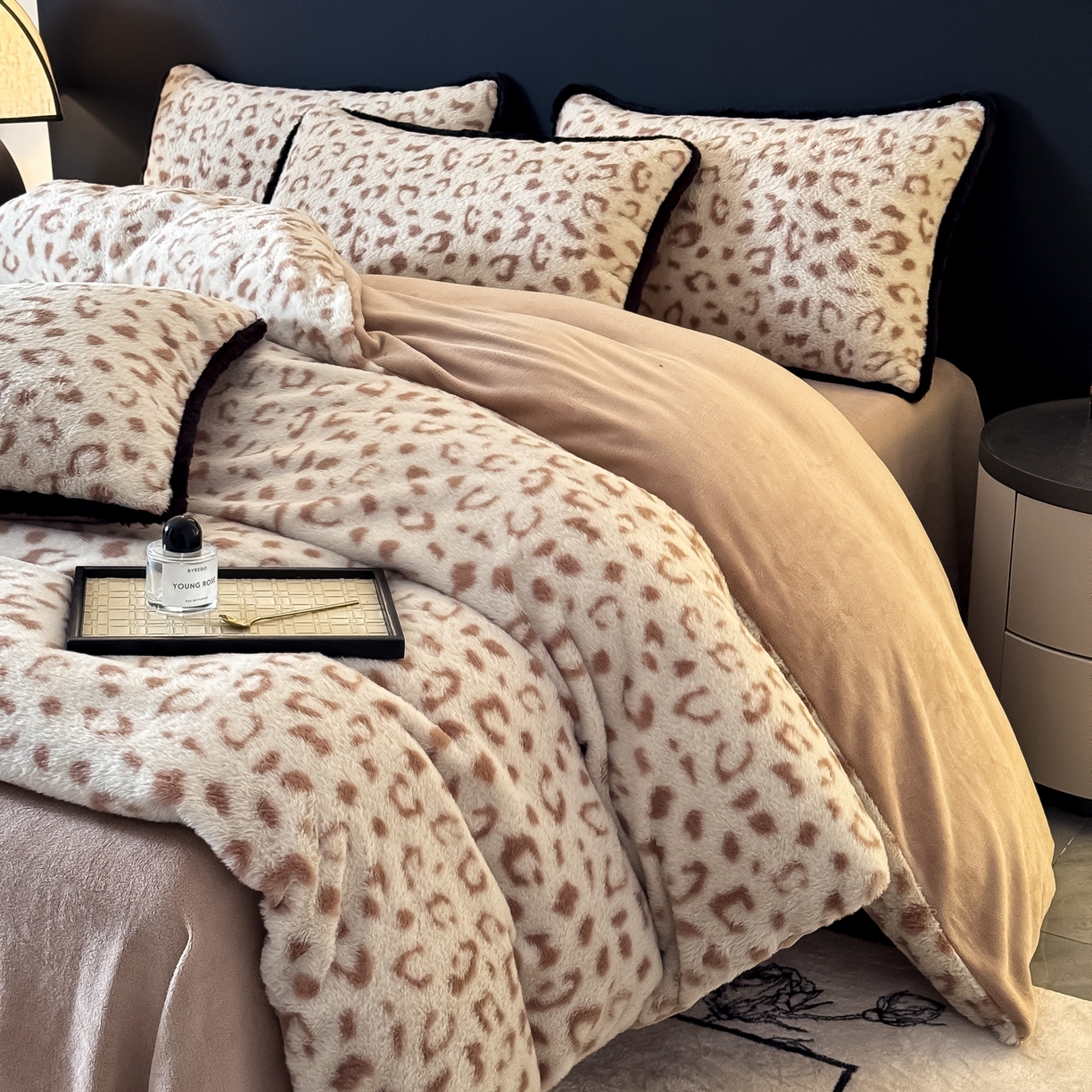 91家纺网 家纺一手货源 找家纺 KA家纺 2025新款秋冬兔毛边工艺款兔毛牛奶绒四件套 豹闪闪