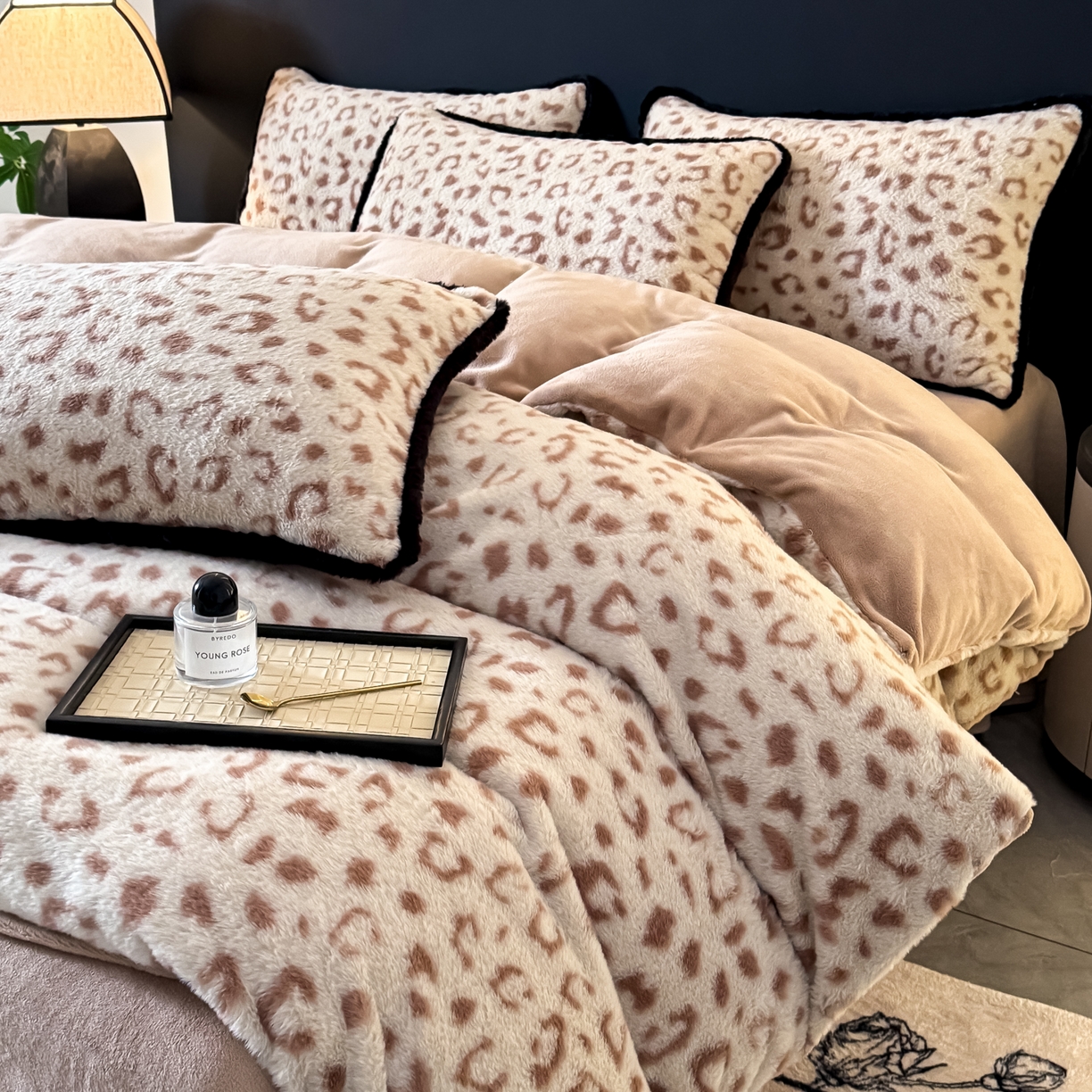 91家纺网 家纺一手货源 找家纺 KA家纺 2025新款秋冬兔毛边工艺款兔毛牛奶绒四件套 豹闪闪