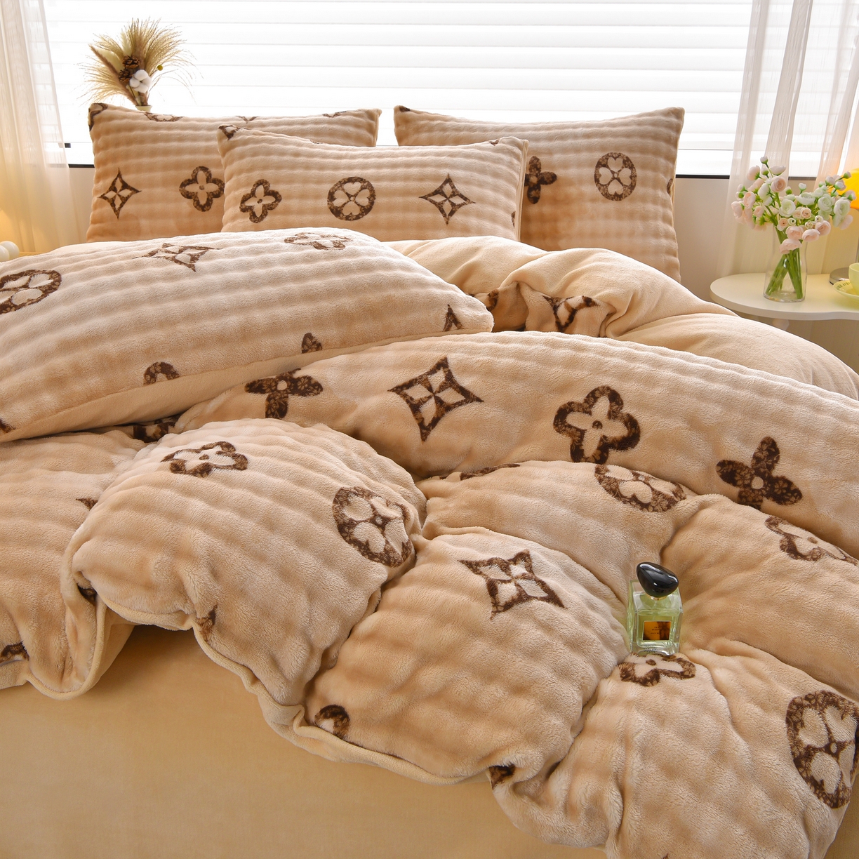 91家纺网 家纺一手货源 找家纺 苏迪网销供货 2025新款牛奶绒加厚高克重A类兔毛牛奶泡泡绒四件套 墨本(咖)