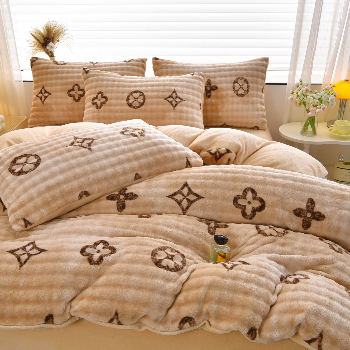 91家纺网 家纺一手货源 找家纺 苏迪网销供货 2025新款牛奶绒加厚高克重A类兔毛牛奶泡泡绒四件套 墨本(咖)