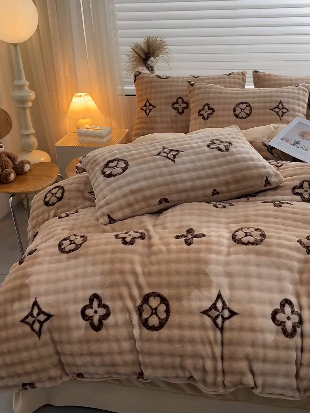 91家纺网 家纺一手货源 找家纺 苏迪网销供货 2025新款牛奶绒加厚高克重A类兔毛牛奶泡泡绒四件套 墨本(咖)