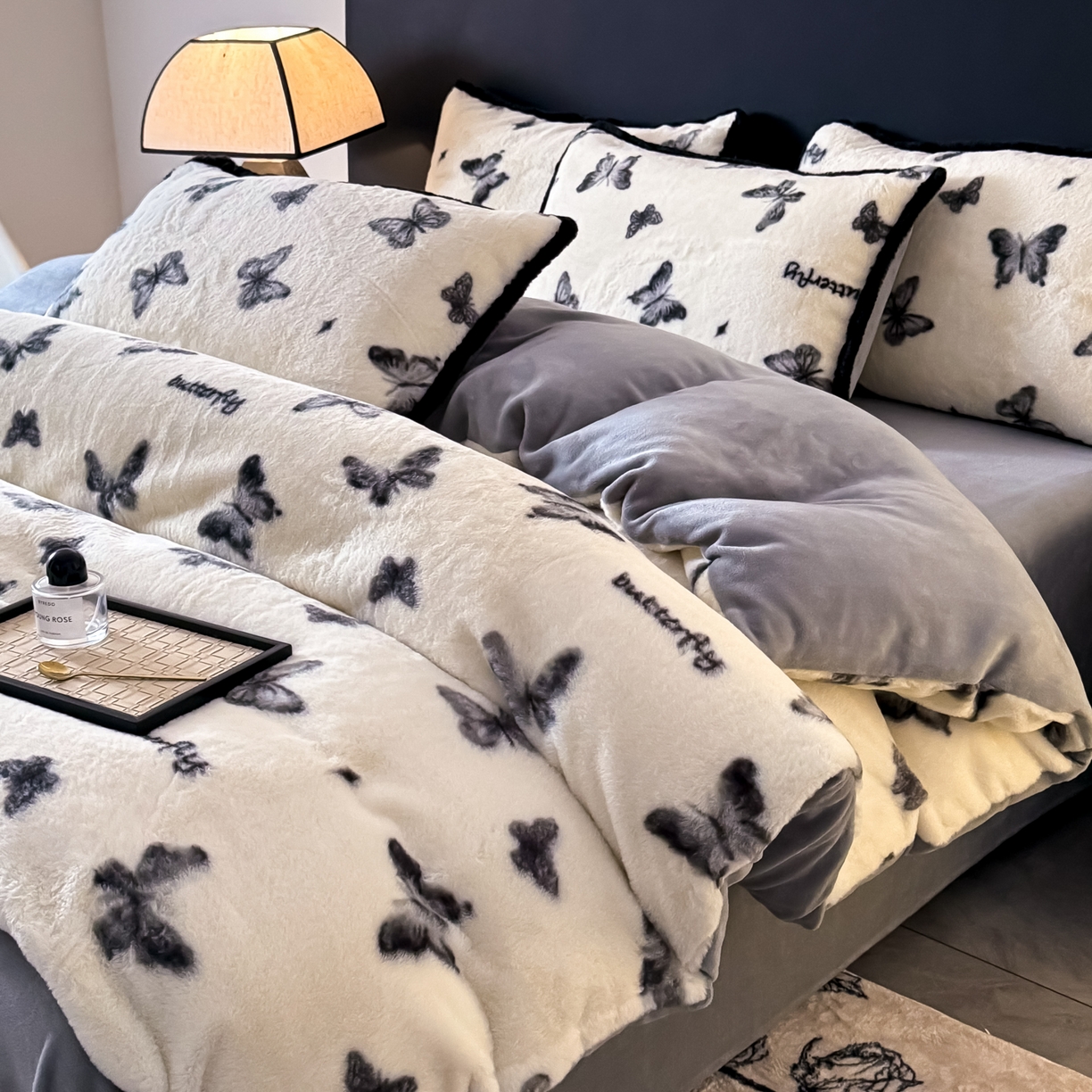 91家纺网 家纺一手货源 找家纺 KA家纺 2025新款秋冬兔毛边工艺款兔毛牛奶绒四件套 蝶飞飞