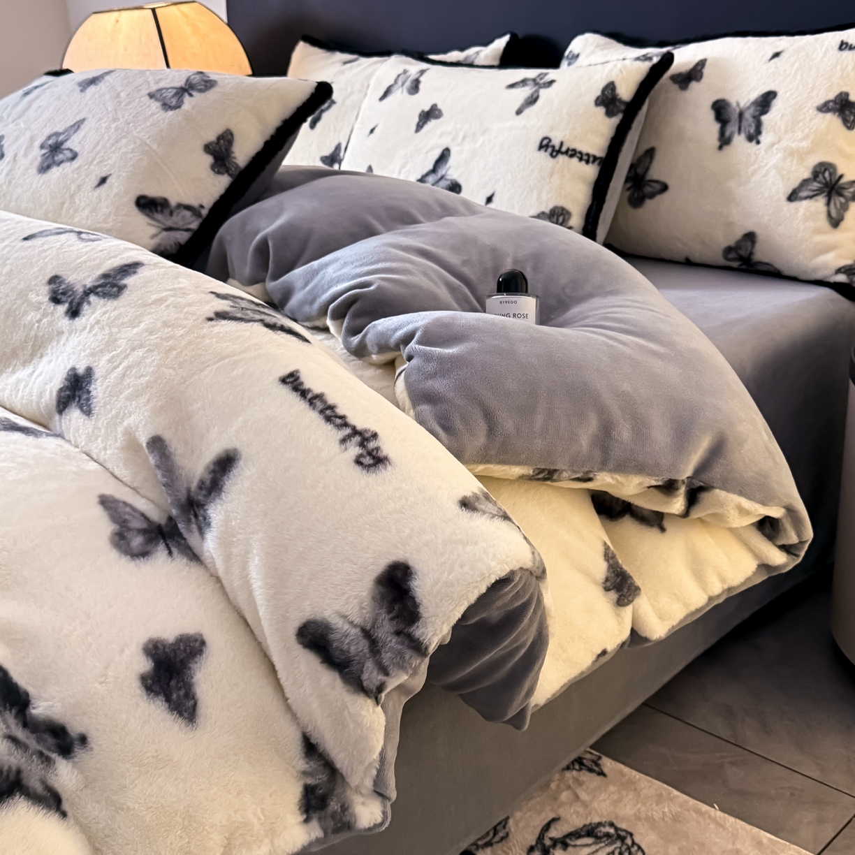 91家纺网 家纺一手货源 找家纺 KA家纺 2025新款秋冬兔毛边工艺款兔毛牛奶绒四件套 蝶飞飞