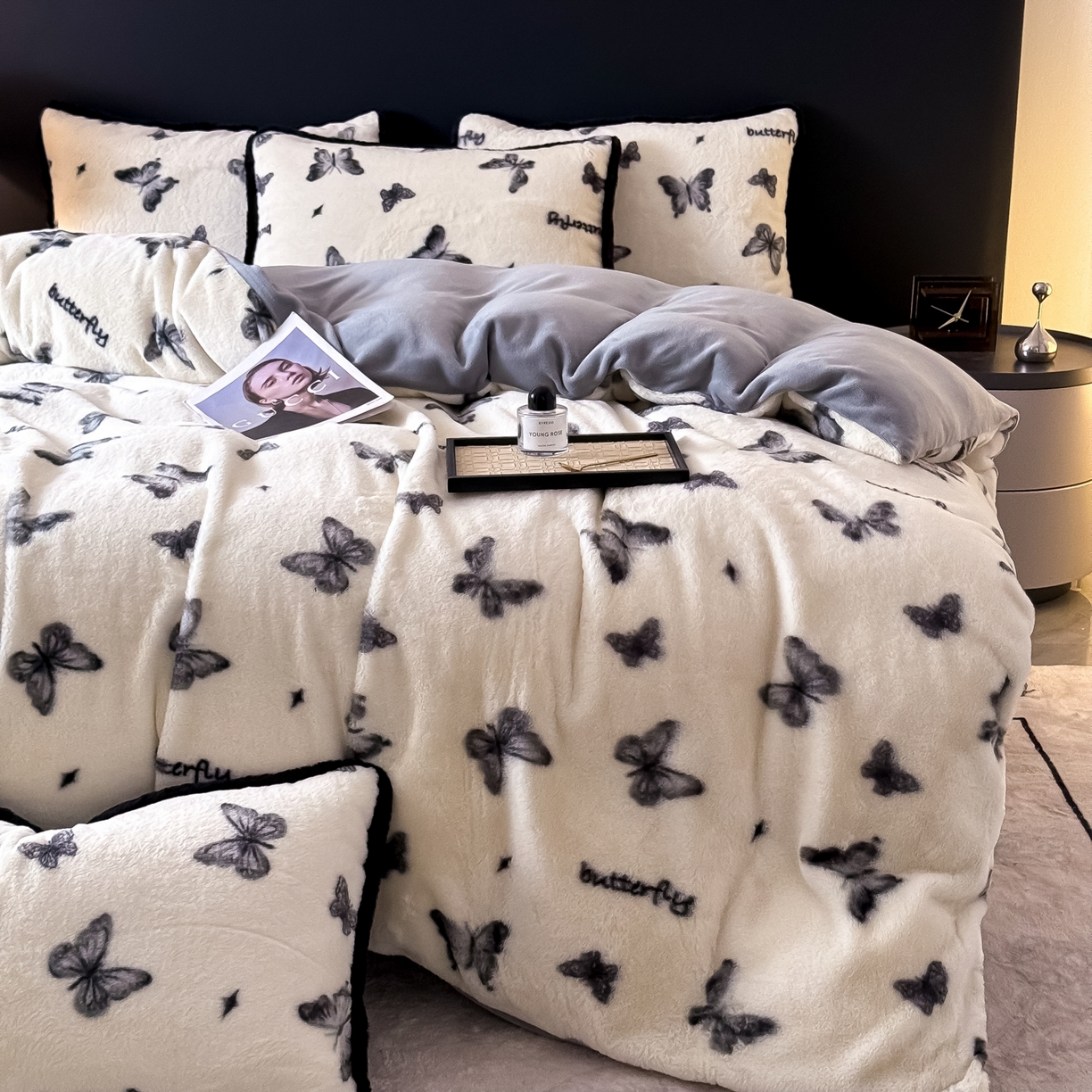 91家纺网 家纺一手货源 找家纺 KA家纺 2025新款秋冬兔毛边工艺款兔毛牛奶绒四件套 蝶飞飞