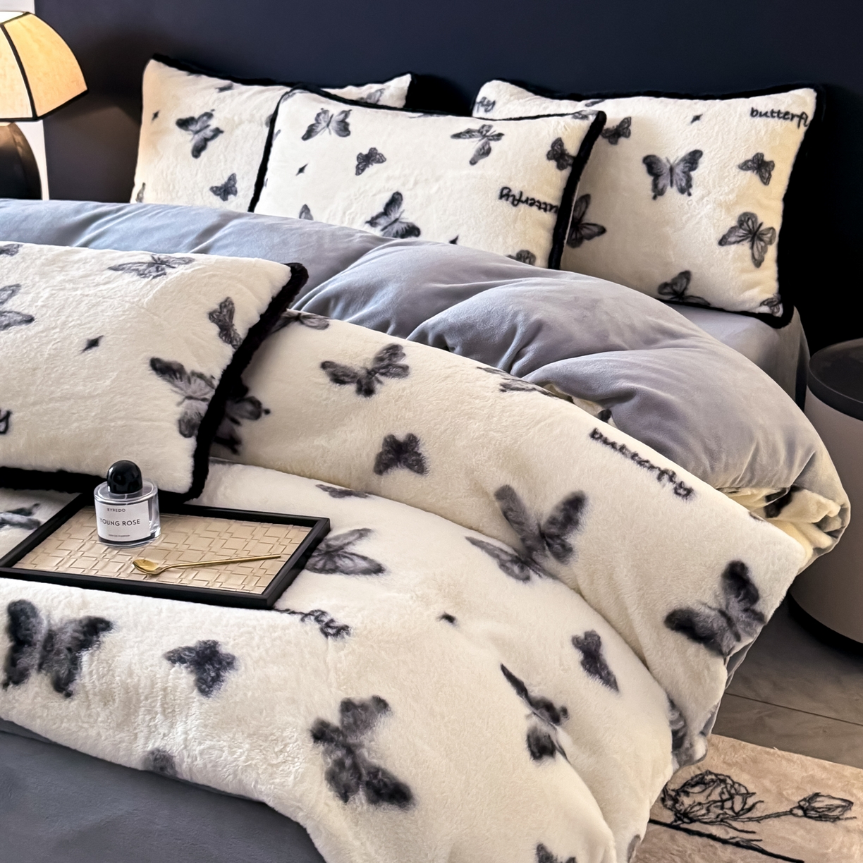 91家纺网 家纺一手货源 找家纺 KA家纺 2025新款秋冬兔毛边工艺款兔毛牛奶绒四件套 蝶飞飞