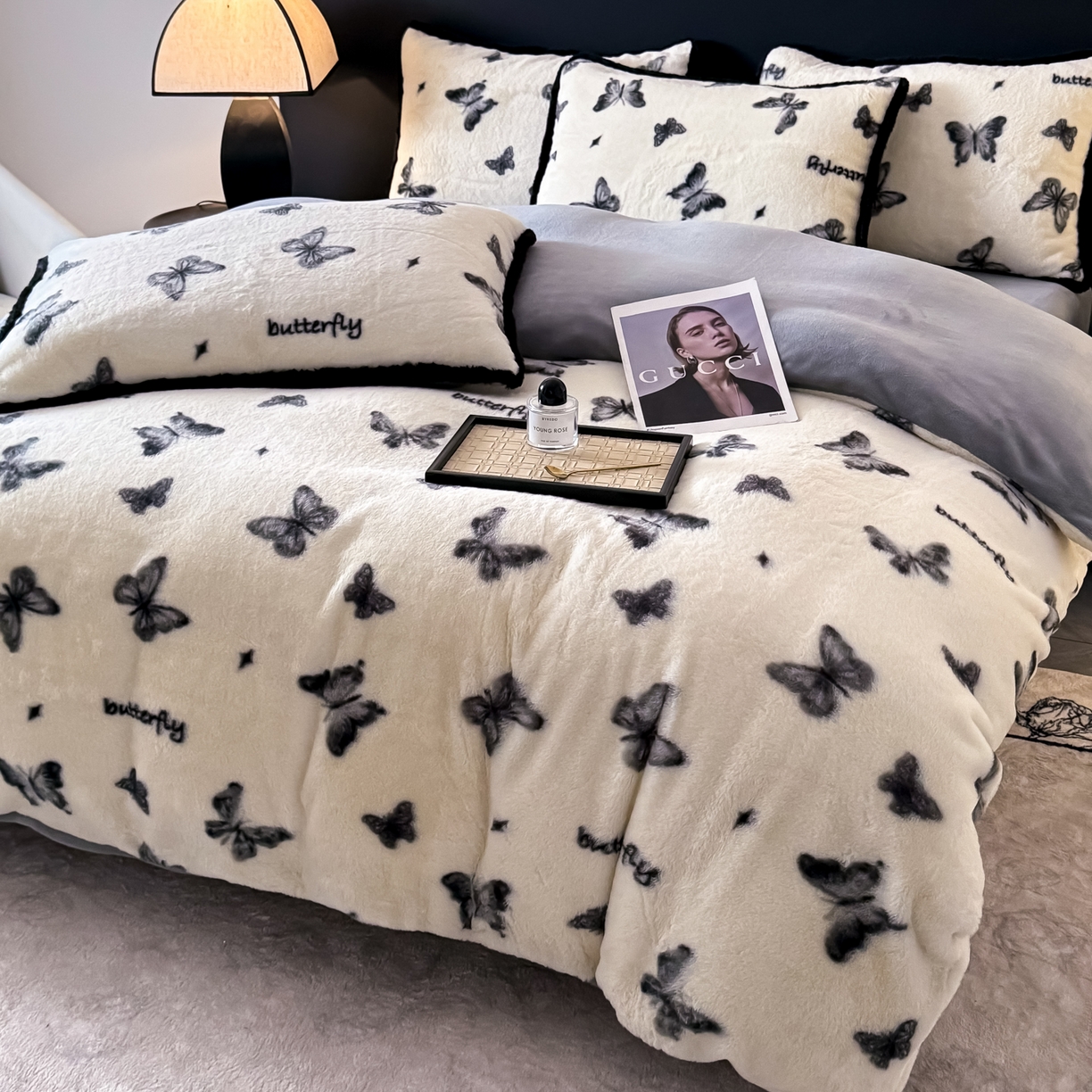 91家纺网 家纺一手货源 找家纺 KA家纺 2025新款秋冬兔毛边工艺款兔毛牛奶绒四件套 蝶飞飞