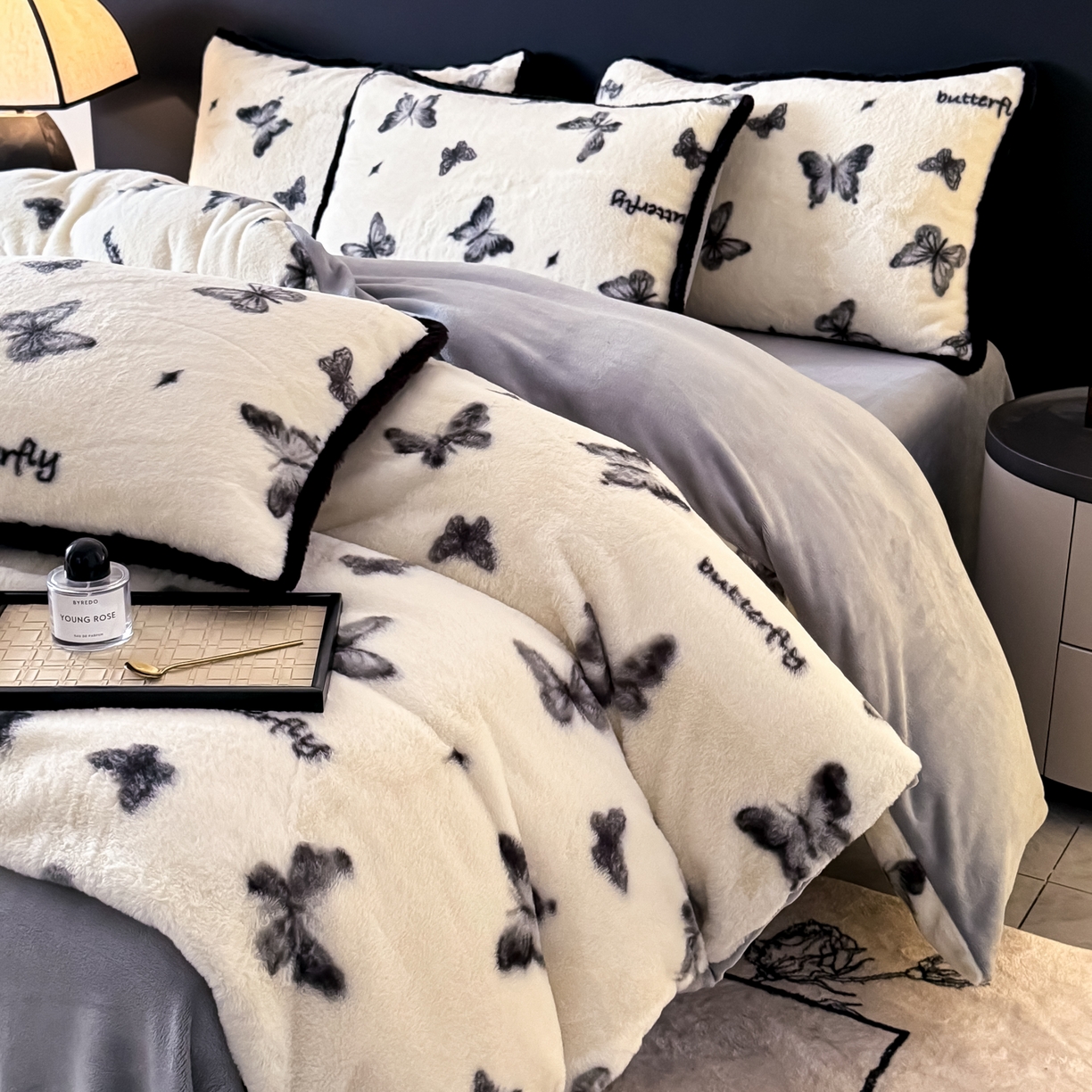 91家纺网 家纺一手货源 找家纺 KA家纺 2025新款秋冬兔毛边工艺款兔毛牛奶绒四件套 蝶飞飞