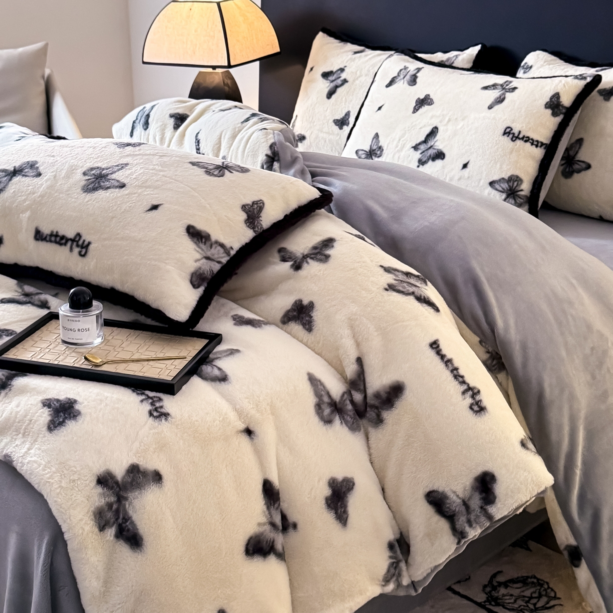 91家纺网 家纺一手货源 找家纺 KA家纺 2025新款秋冬兔毛边工艺款兔毛牛奶绒四件套 蝶飞飞