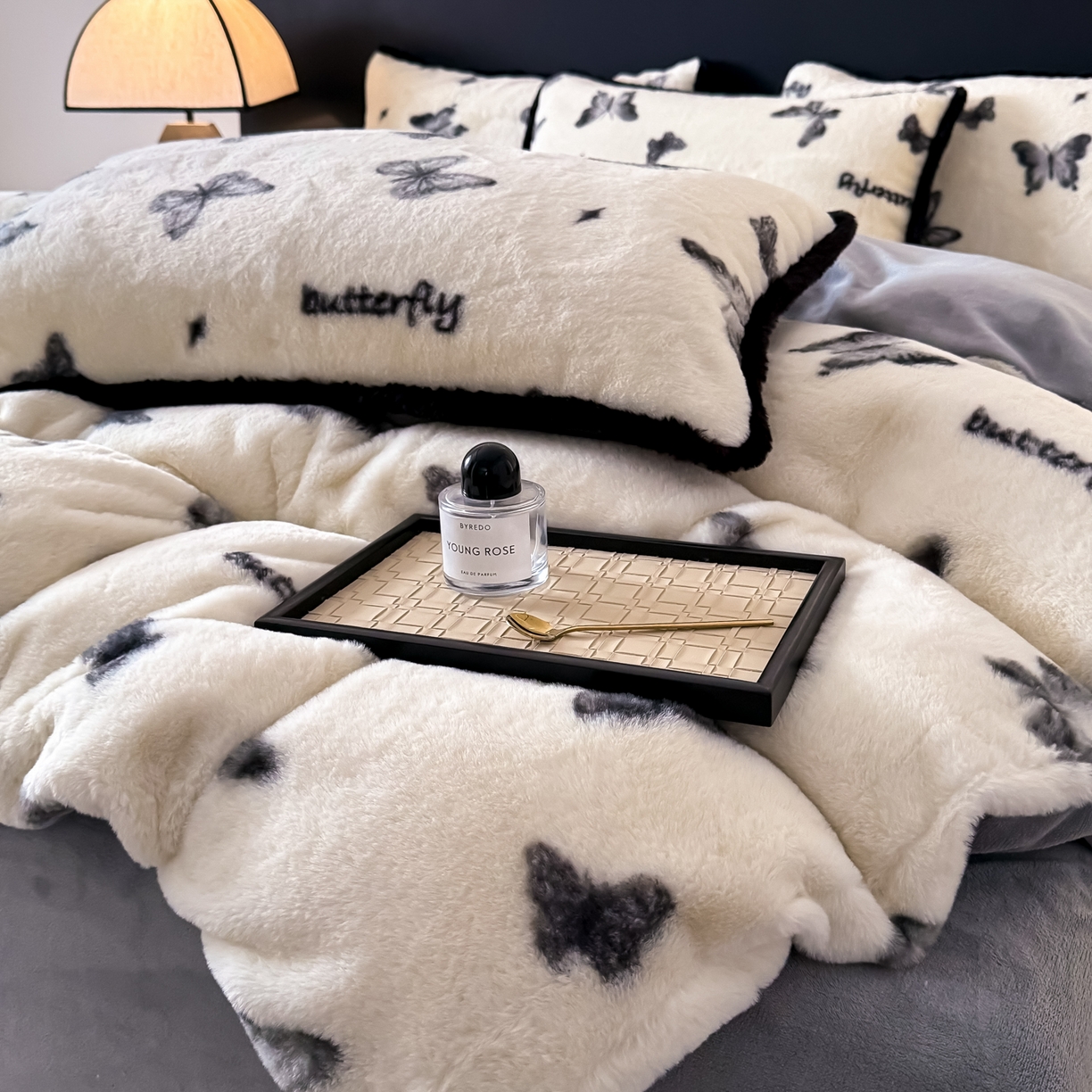 91家纺网 家纺一手货源 找家纺 KA家纺 2025新款秋冬兔毛边工艺款兔毛牛奶绒四件套 蝶飞飞