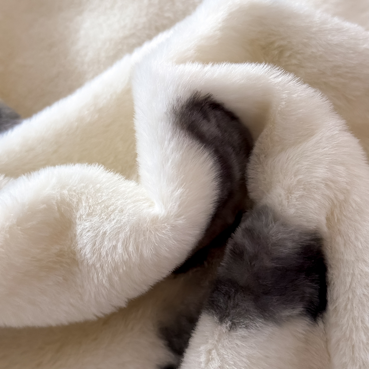 91家纺网 家纺一手货源 找家纺 KA家纺 2025新款秋冬兔毛边工艺款兔毛牛奶绒四件套 蝶飞飞