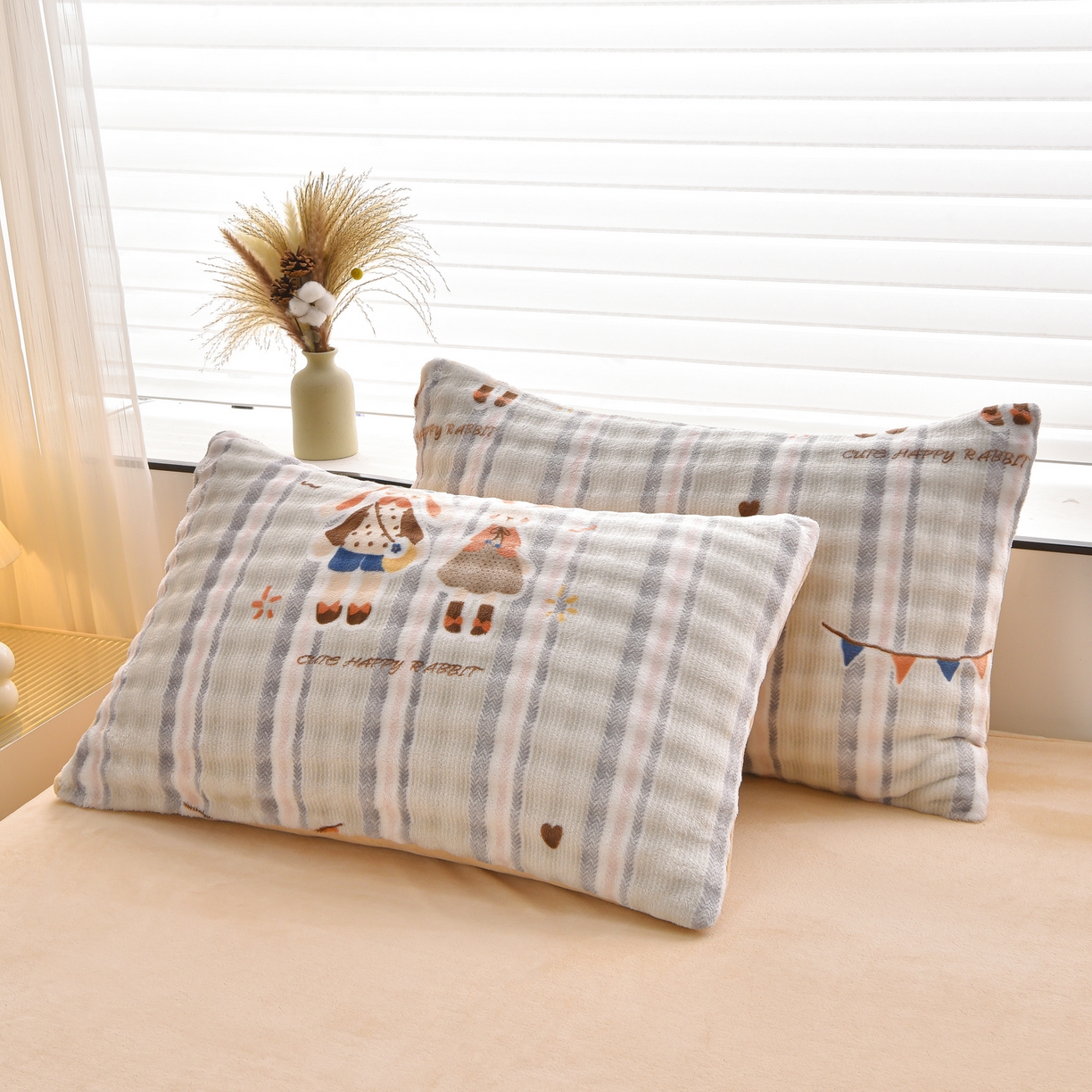 91家纺网 家纺一手货源 找家纺 苏迪网销供货 2025新款牛奶绒加厚高克重A类兔毛牛奶泡泡绒四件套 竖格萌兔