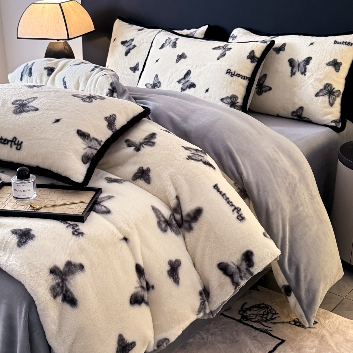 91家纺网 家纺一手货源 找家纺 KA家纺 2025新款秋冬兔毛边工艺款兔毛牛奶绒四件套 蝶飞飞