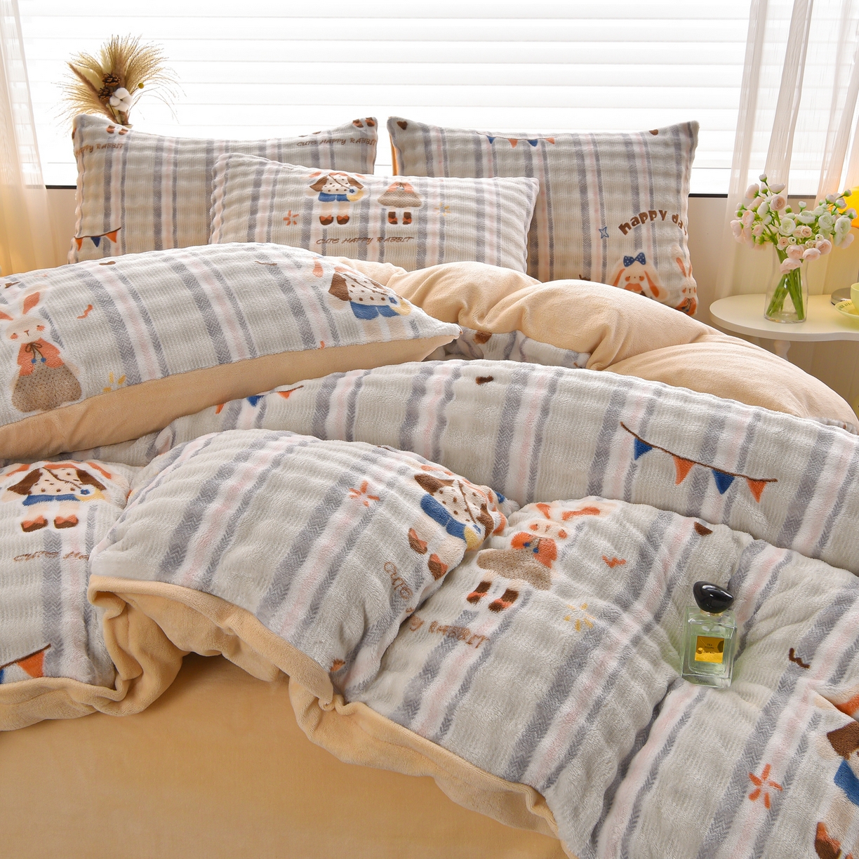 91家纺网 家纺一手货源 找家纺 苏迪网销供货 2025新款牛奶绒加厚高克重A类兔毛牛奶泡泡绒四件套 竖格萌兔