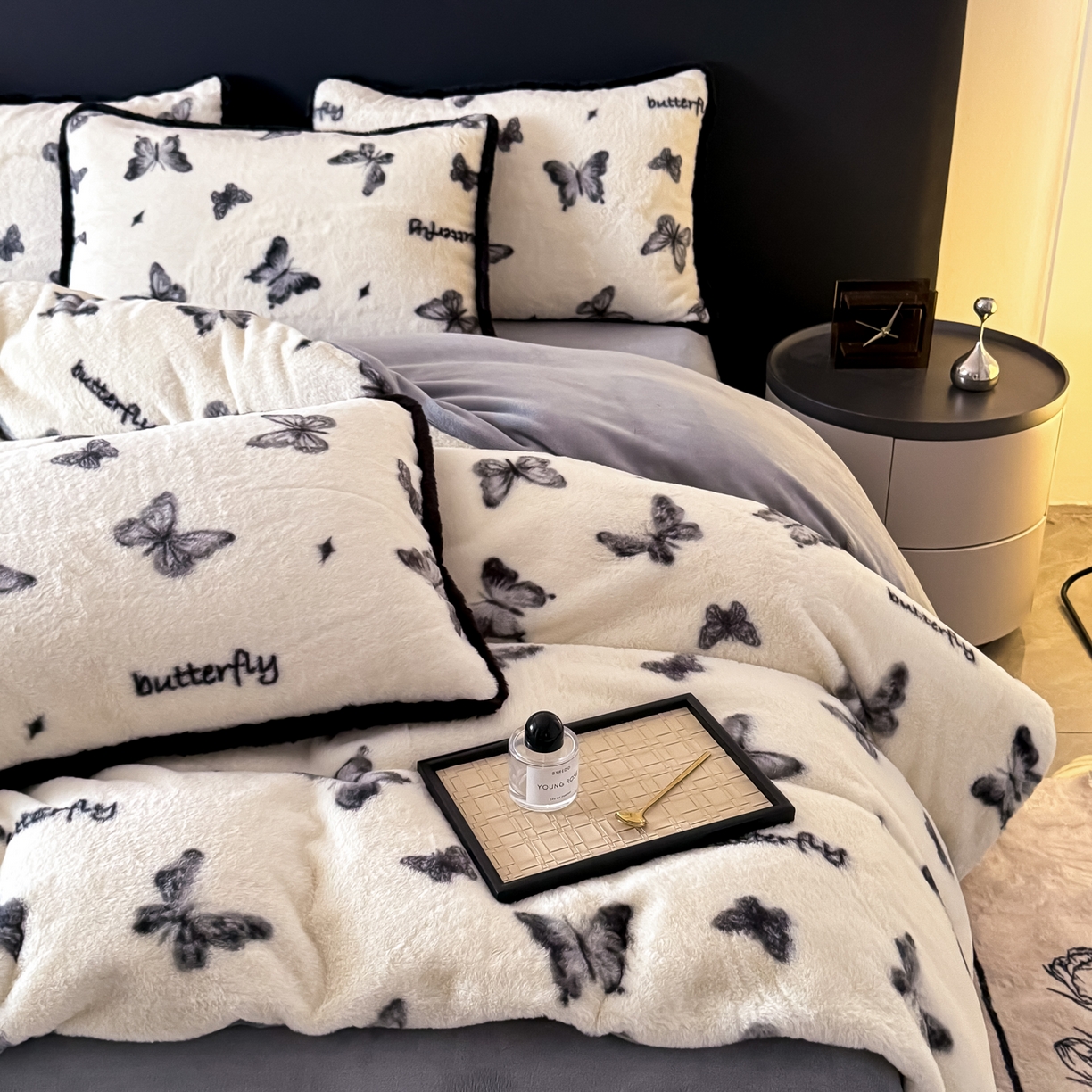 91家纺网 家纺一手货源 找家纺 KA家纺 2025新款秋冬兔毛边工艺款兔毛牛奶绒四件套 蝶飞飞