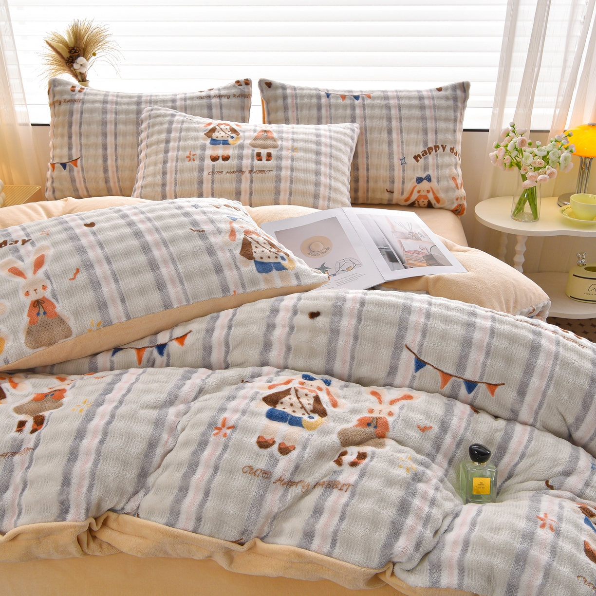 91家纺网 家纺一手货源 找家纺 苏迪网销供货 2025新款牛奶绒加厚高克重A类兔毛牛奶泡泡绒四件套 竖格萌兔