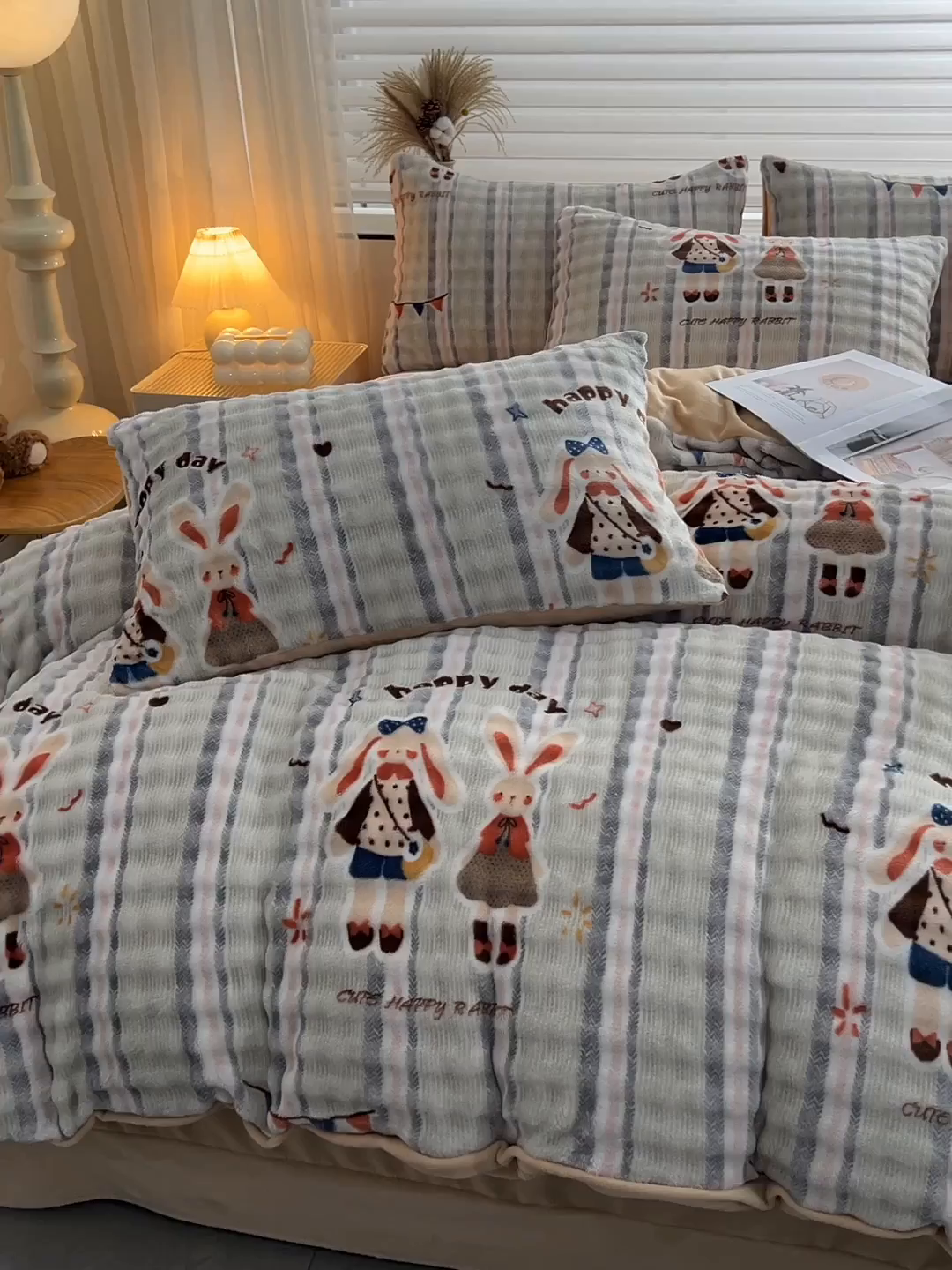 91家纺网 家纺一手货源 找家纺 苏迪网销供货 2025新款牛奶绒加厚高克重A类兔毛牛奶泡泡绒四件套 竖格萌兔