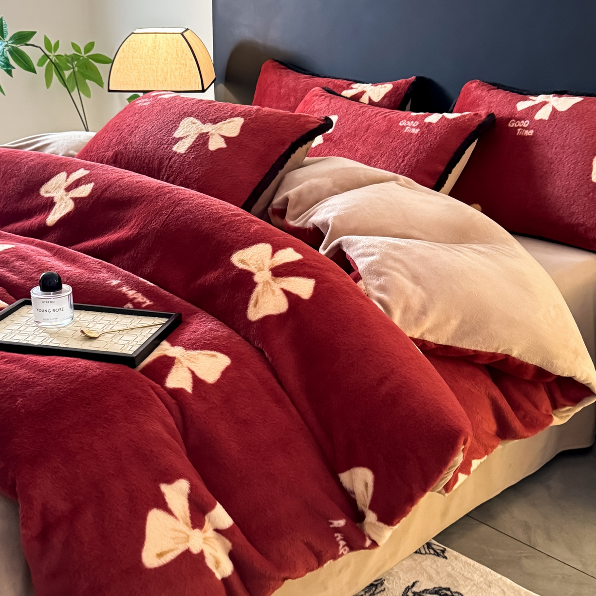 91家纺网 家纺一手货源 找家纺 KA家纺 2025新款秋冬兔毛边工艺款兔毛牛奶绒四件套 红彤彤