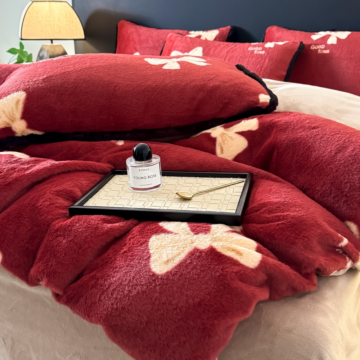 91家纺网 家纺一手货源 找家纺 KA家纺 2025新款秋冬兔毛边工艺款兔毛牛奶绒四件套 红彤彤