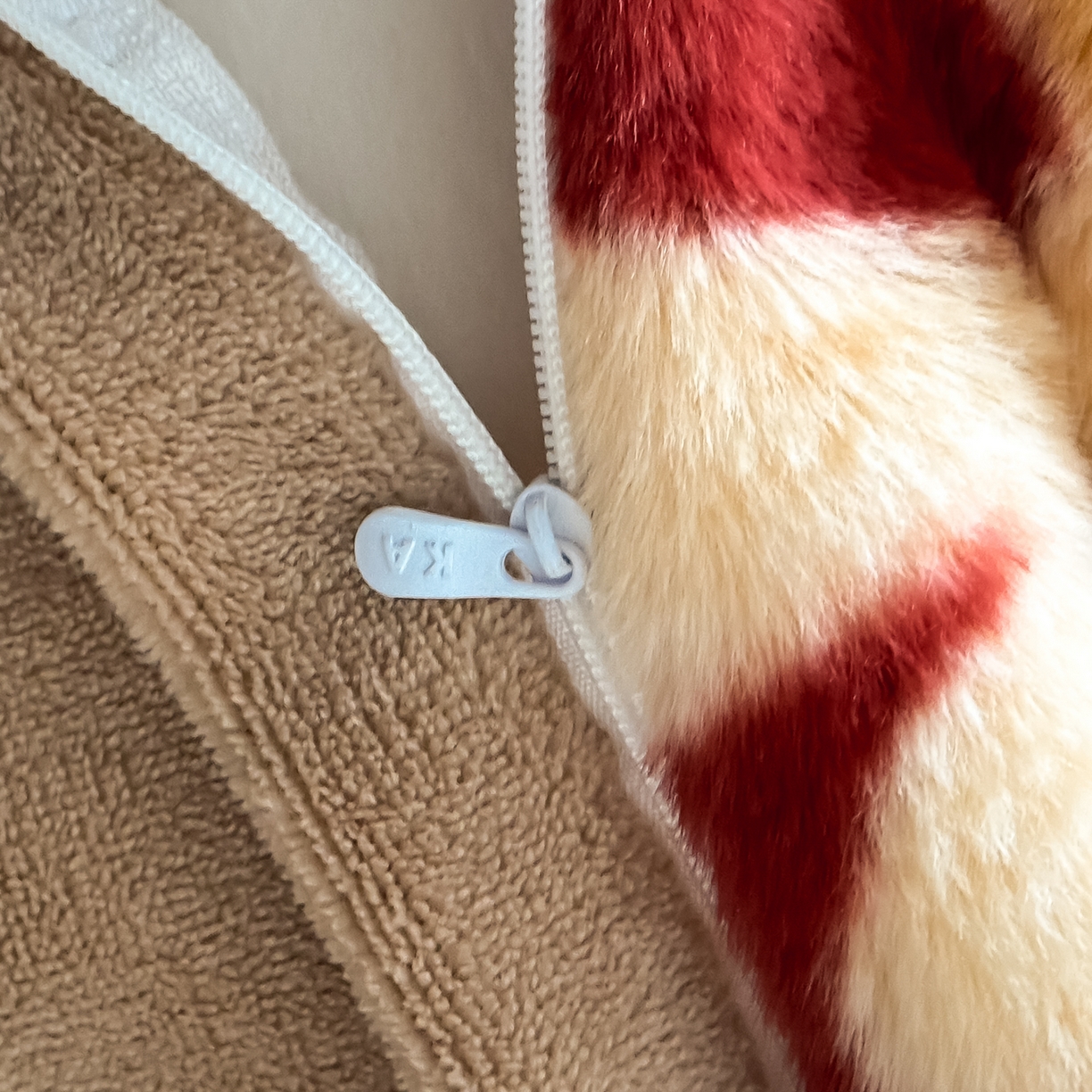 91家纺网 家纺一手货源 找家纺 KA家纺 2025新款秋冬兔毛边工艺款兔毛牛奶绒四件套 红彤彤