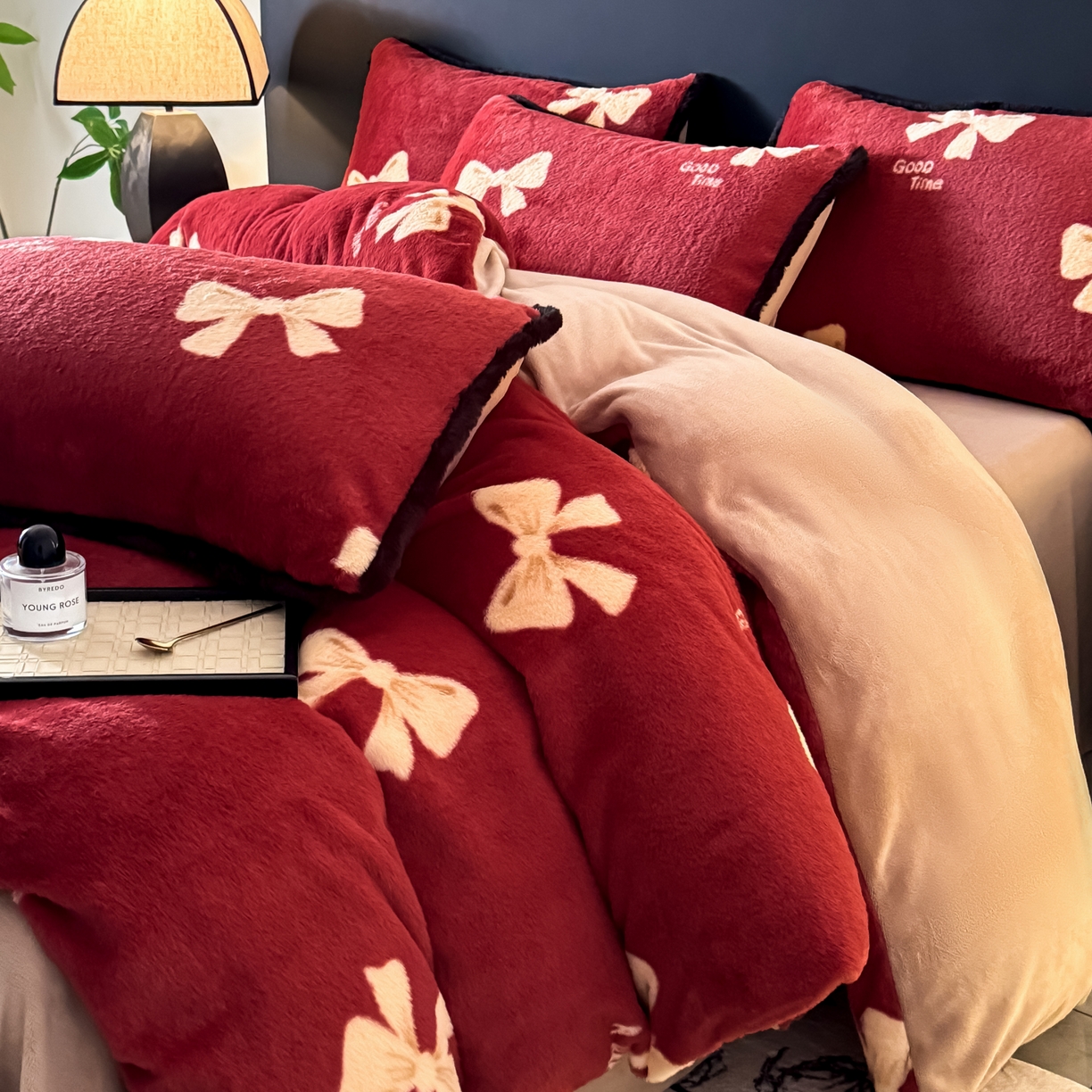 91家纺网 家纺一手货源 找家纺 KA家纺 2025新款秋冬兔毛边工艺款兔毛牛奶绒四件套 红彤彤