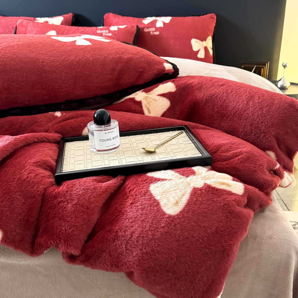 91家纺网 家纺一手货源 找家纺 KA家纺 2025新款秋冬兔毛边工艺款兔毛牛奶绒四件套 红彤彤