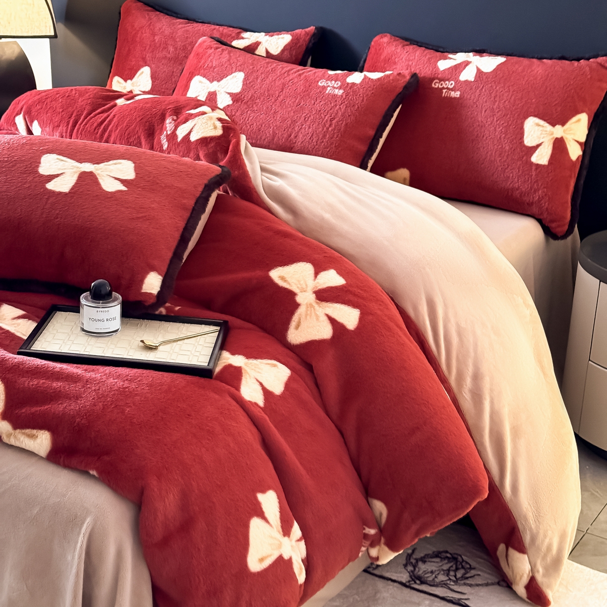 91家纺网 家纺一手货源 找家纺 KA家纺 2025新款秋冬兔毛边工艺款兔毛牛奶绒四件套 红彤彤