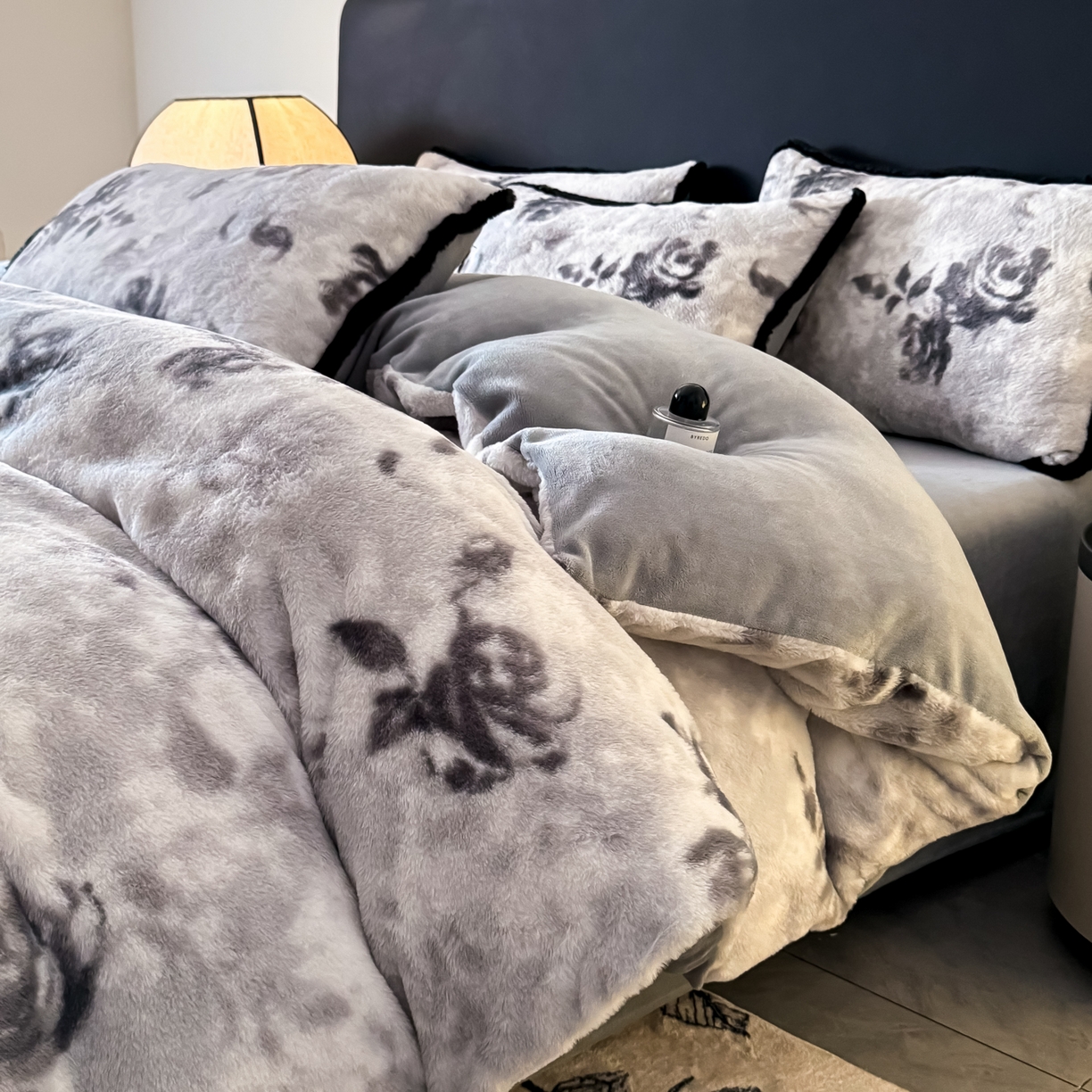 91家纺网 家纺一手货源 找家纺 KA家纺 2025新款秋冬兔毛边工艺款兔毛牛奶绒四件套 花满满