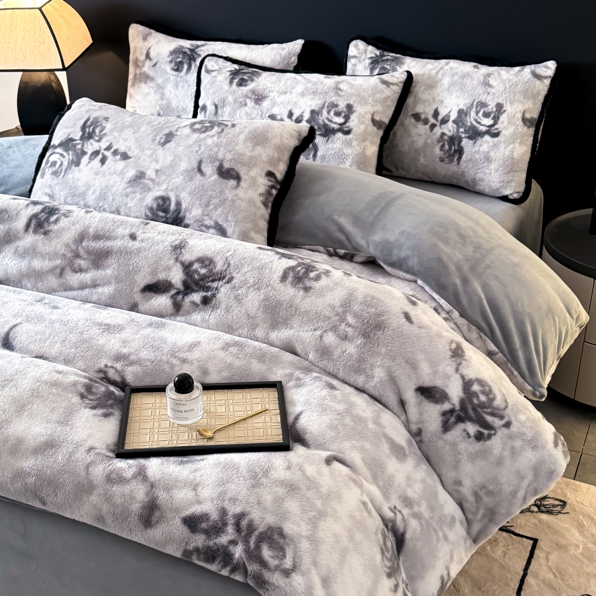 91家纺网 家纺一手货源 找家纺 KA家纺 2025新款秋冬兔毛边工艺款兔毛牛奶绒四件套 花满满