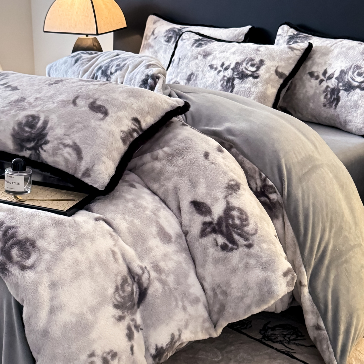 91家纺网 家纺一手货源 找家纺 KA家纺 2025新款秋冬兔毛边工艺款兔毛牛奶绒四件套 花满满