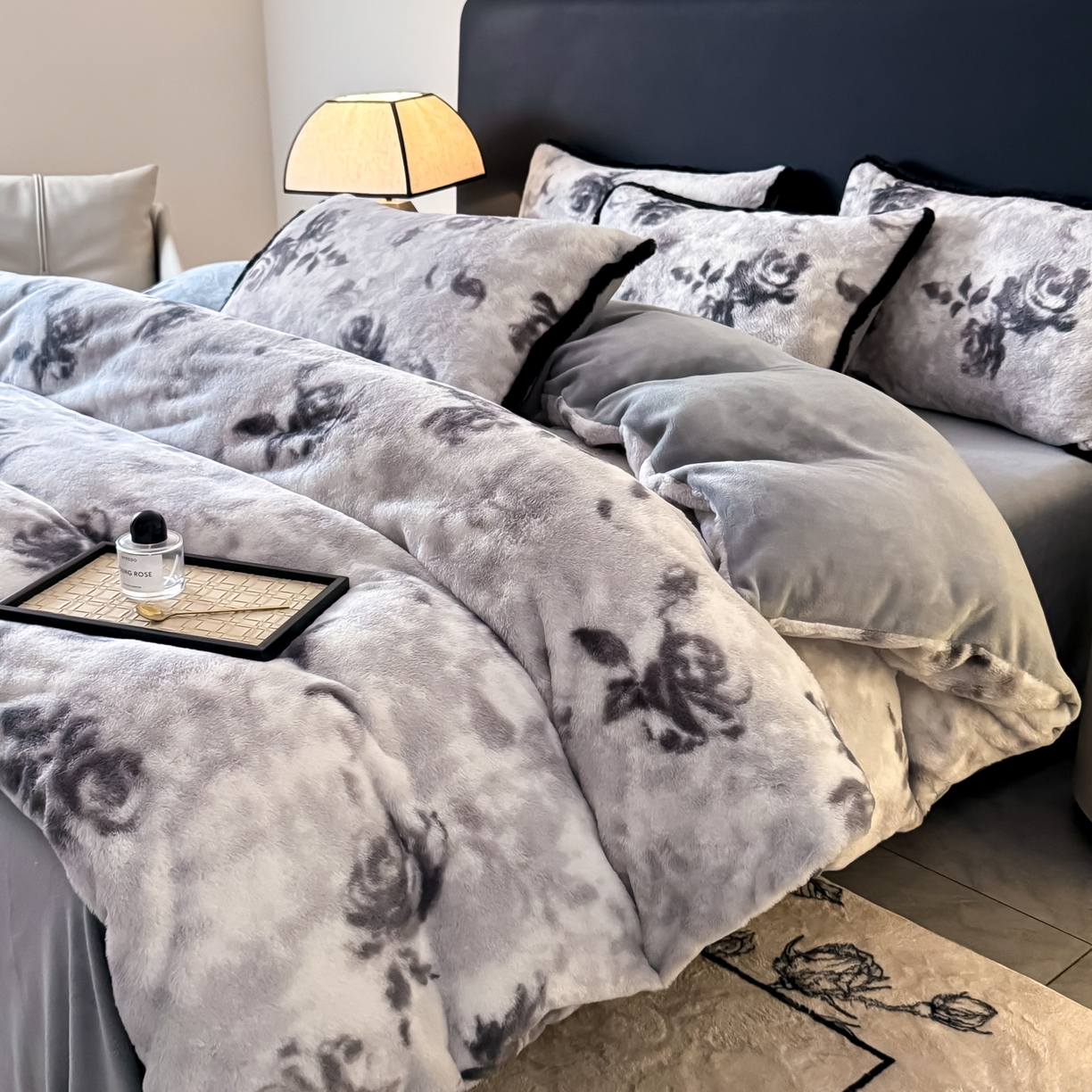 91家纺网 家纺一手货源 找家纺 KA家纺 2025新款秋冬兔毛边工艺款兔毛牛奶绒四件套 花满满