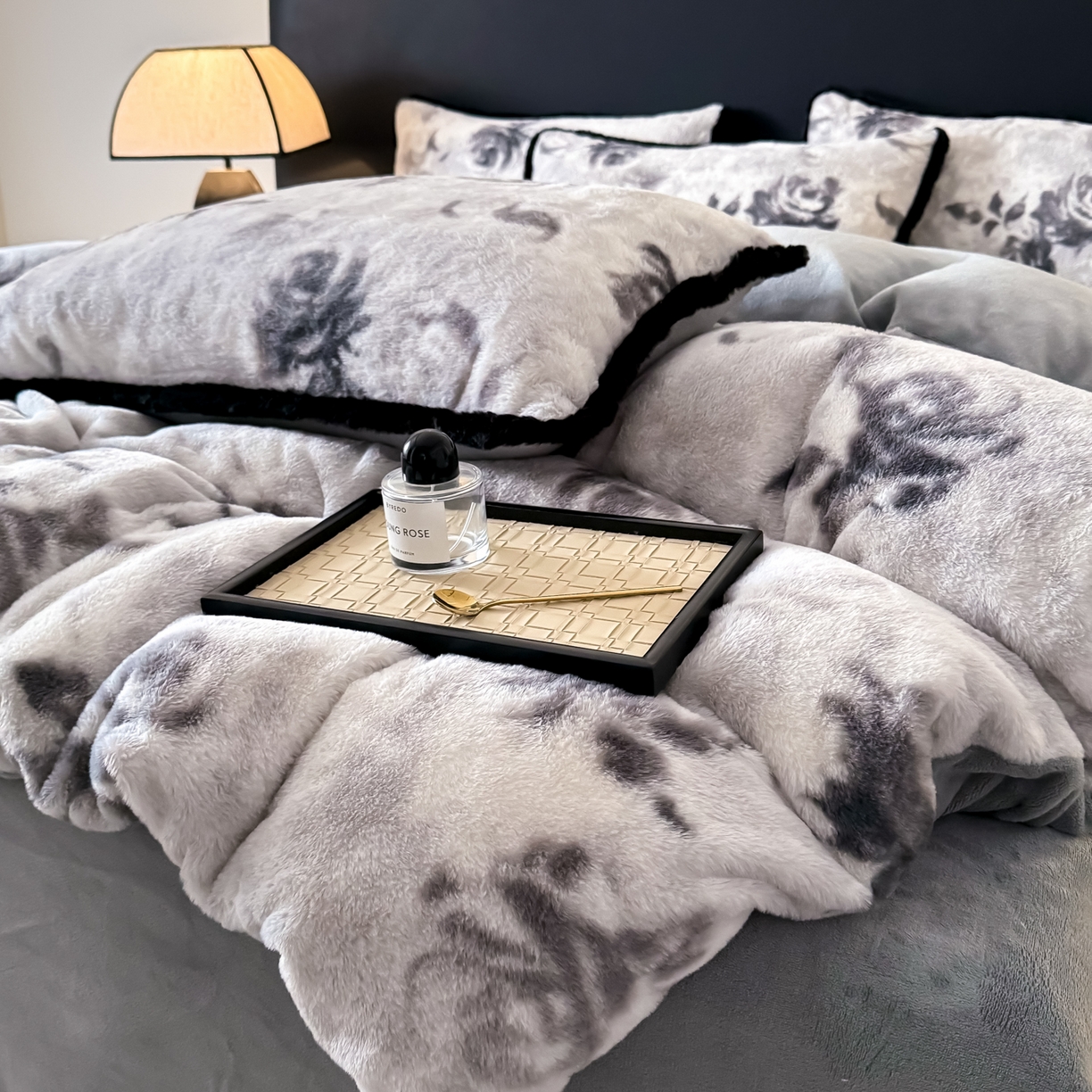 91家纺网 家纺一手货源 找家纺 KA家纺 2025新款秋冬兔毛边工艺款兔毛牛奶绒四件套 花满满