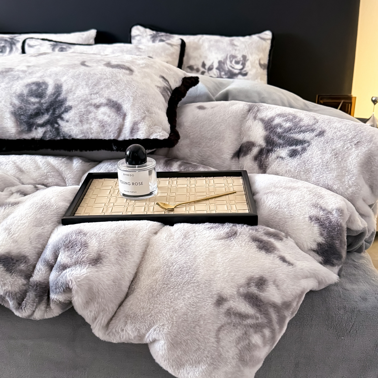 91家纺网 家纺一手货源 找家纺 KA家纺 2025新款秋冬兔毛边工艺款兔毛牛奶绒四件套 花满满