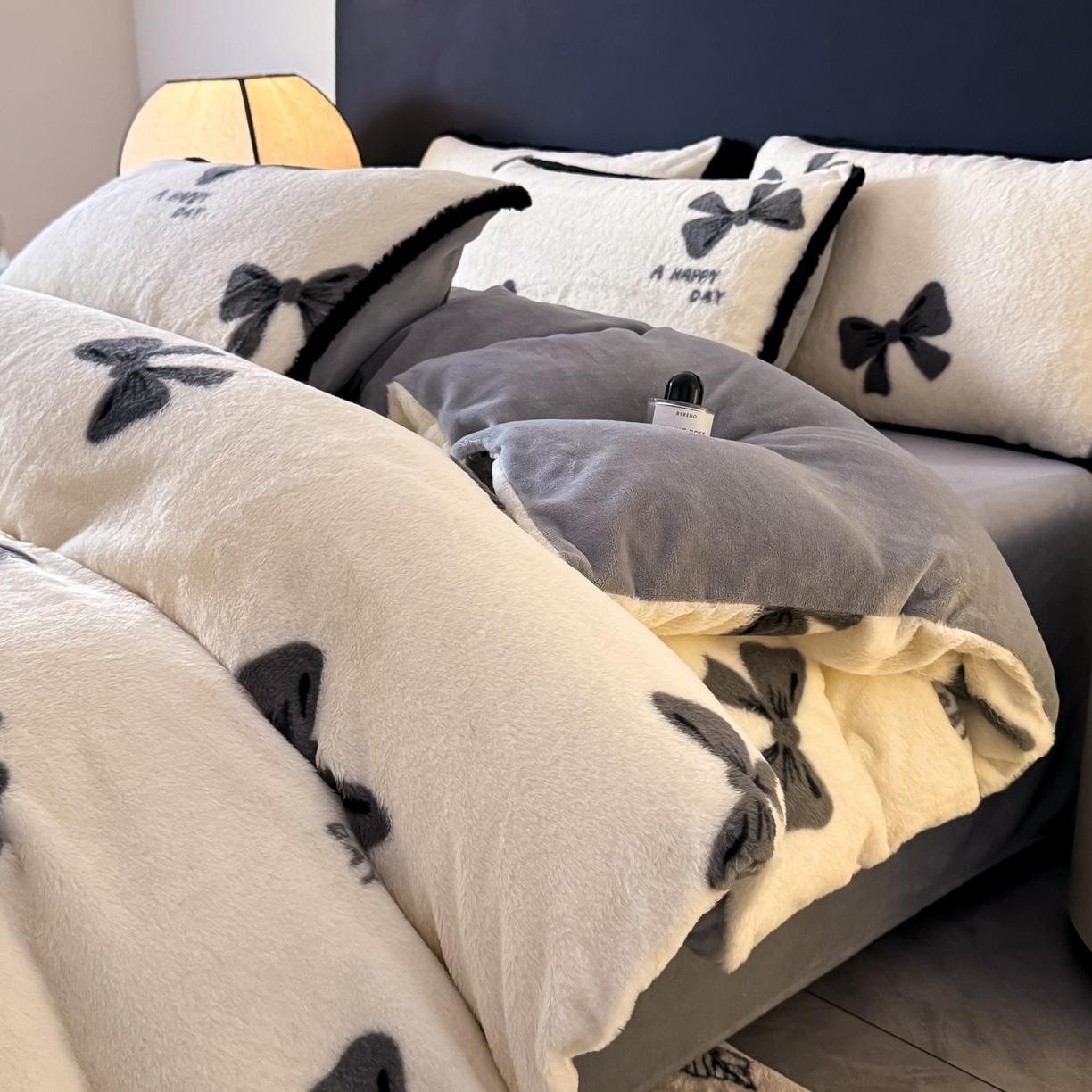 91家纺网 家纺一手货源 找家纺 KA家纺 2025新款秋冬兔毛边工艺款兔毛牛奶绒四件套 洛可可