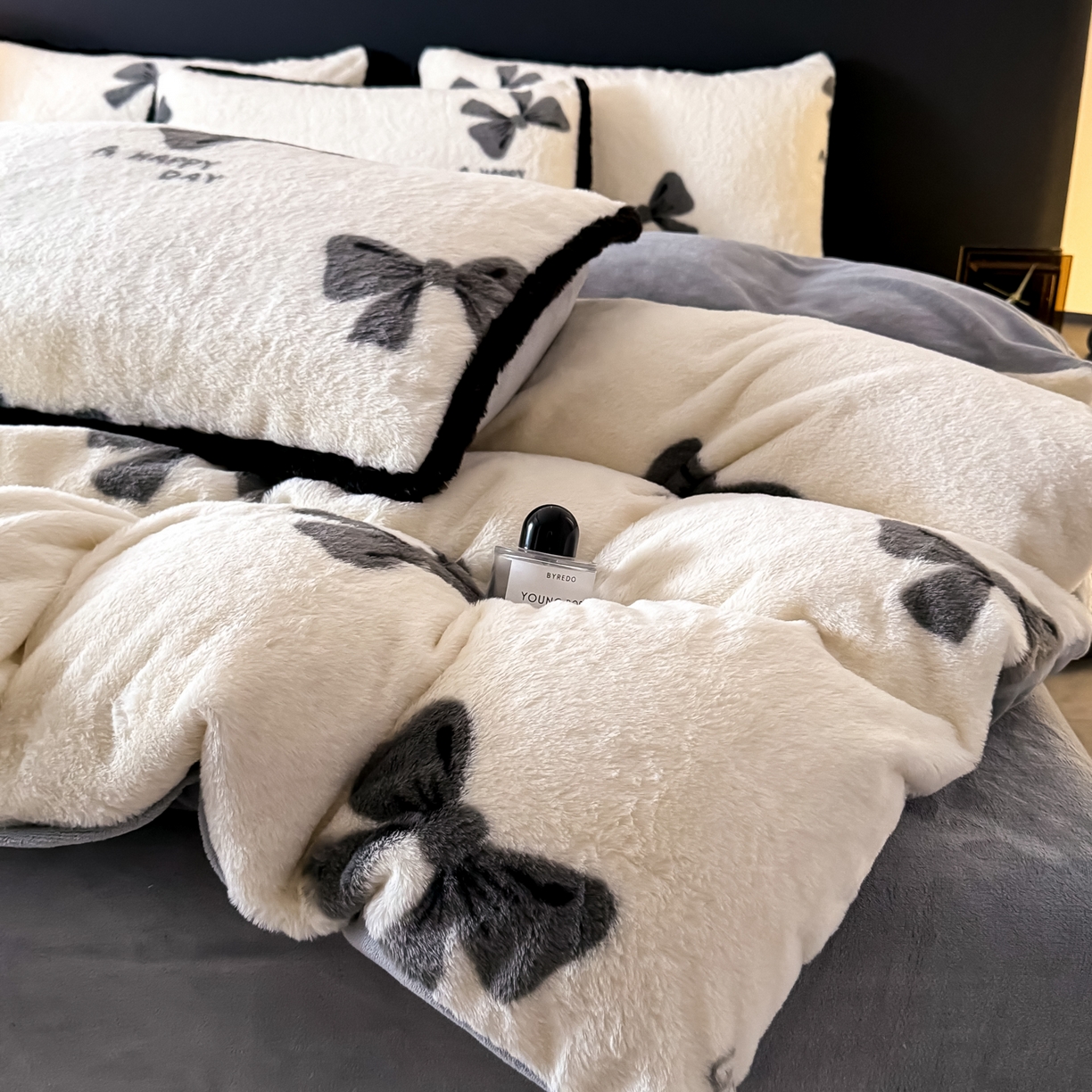 91家纺网 家纺一手货源 找家纺 KA家纺 2025新款秋冬兔毛边工艺款兔毛牛奶绒四件套 洛可可