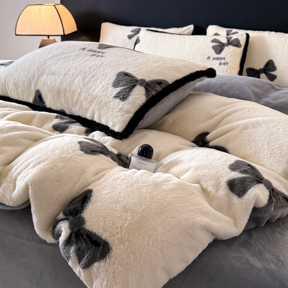 91家纺网 家纺一手货源 找家纺 KA家纺 2025新款秋冬兔毛边工艺款兔毛牛奶绒四件套 洛可可