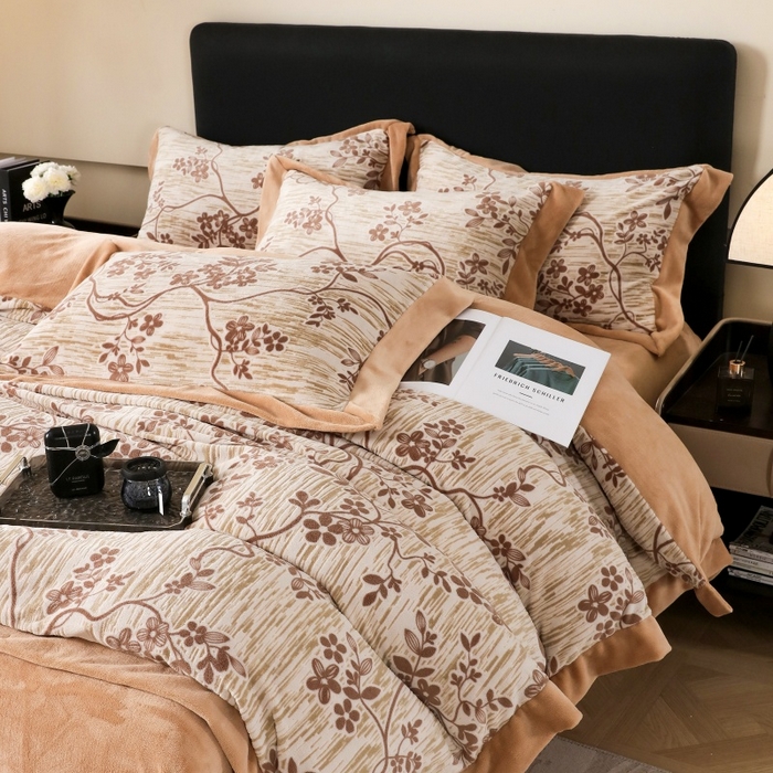 91家纺网 家纺一手货源 找家纺 （总）千姿坊 2025新款冬季雕花牛奶绒加厚保暖四件套复古风轻奢烂花床单被套床上用品