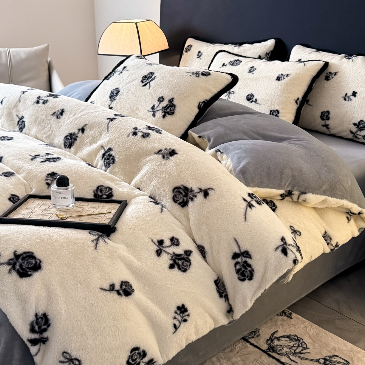 91家纺网 家纺一手货源 找家纺 KA家纺 2025新款秋冬兔毛边工艺款兔毛牛奶绒四件套 情浓浓